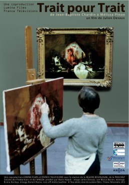 femme peignant un tableau affiché au mur